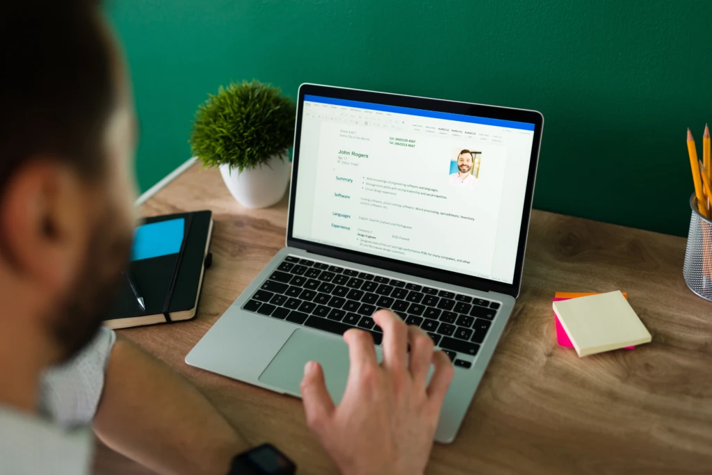 un site de création de CV en ligne se distingue-t-il d’un CV traditionnel