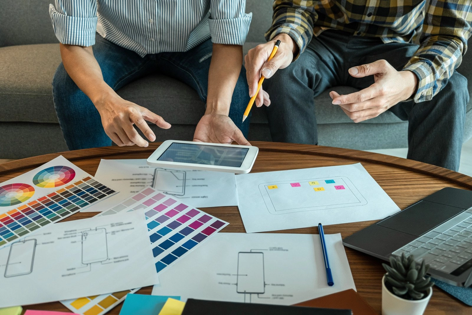 canva-professional-creative-team-of-web-graphic-designer-planning,-dra-MAE1USNxc2E