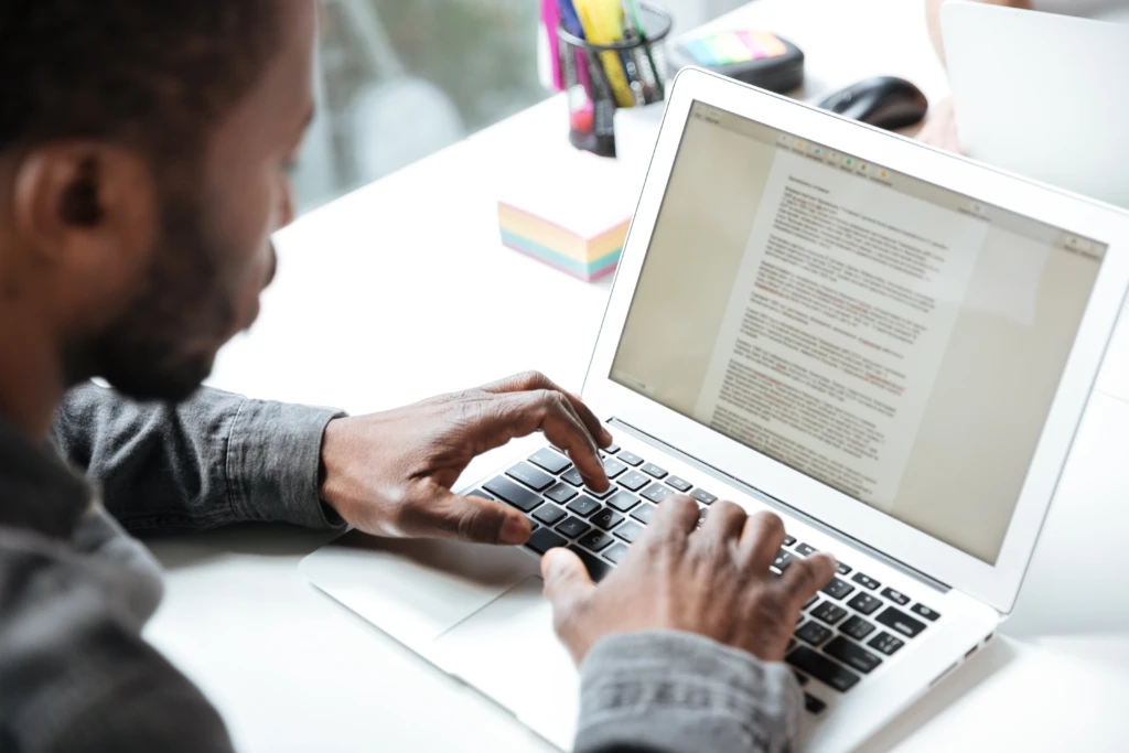 photo-recadree-de-jeune-homme-serieux-assis-dans-le-coworking-de-bureau